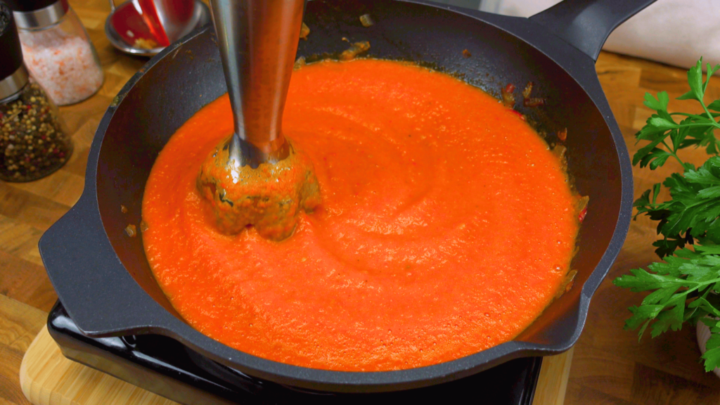 Blending tomato sauce to a smooth consistency