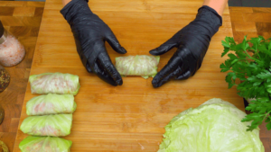 Covering stuffed meat with cabbage leaves