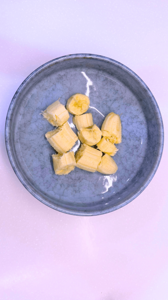 devide bananas to small pieces