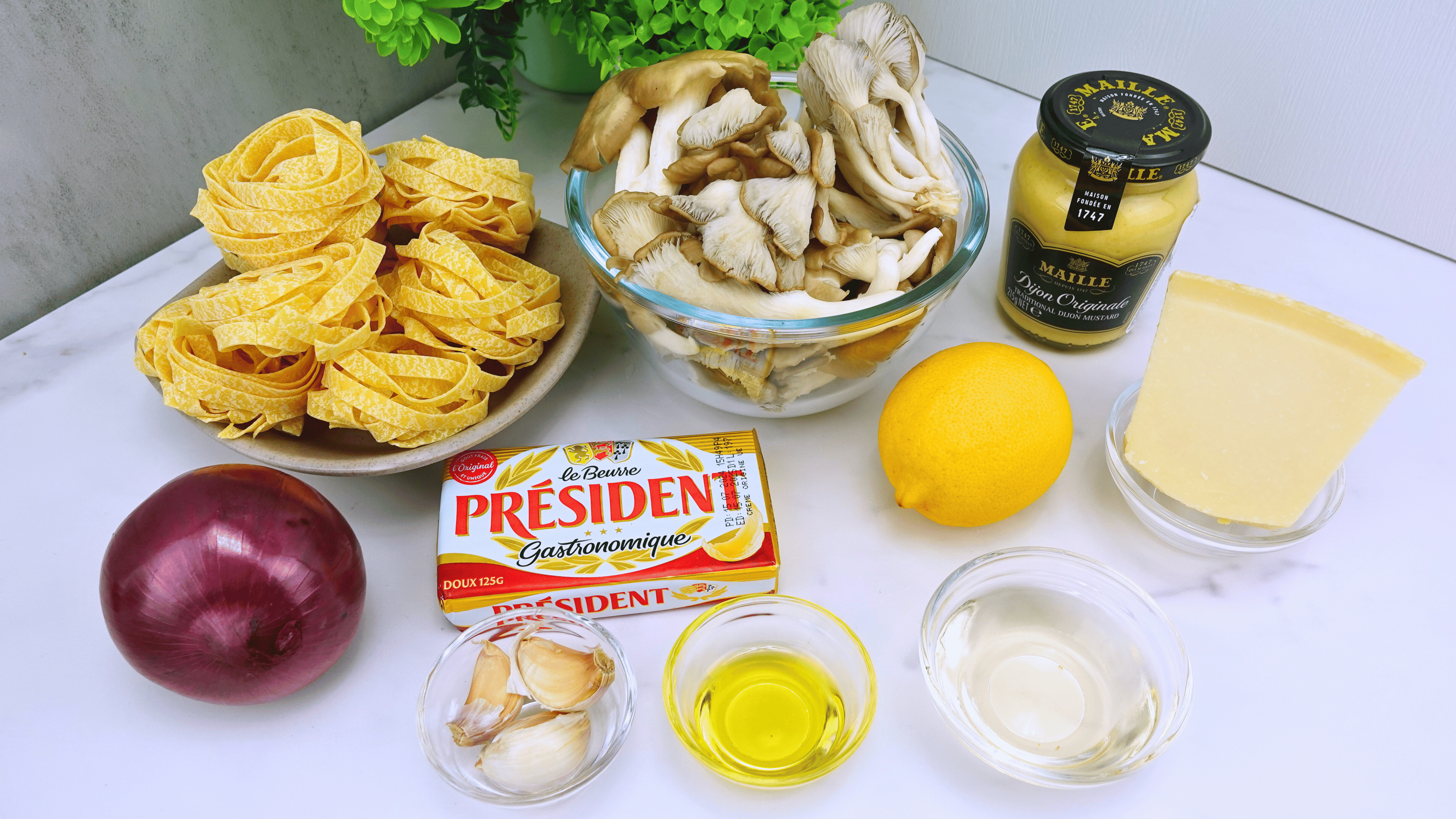 Ingredients for preparing garlic mushroom pasta.